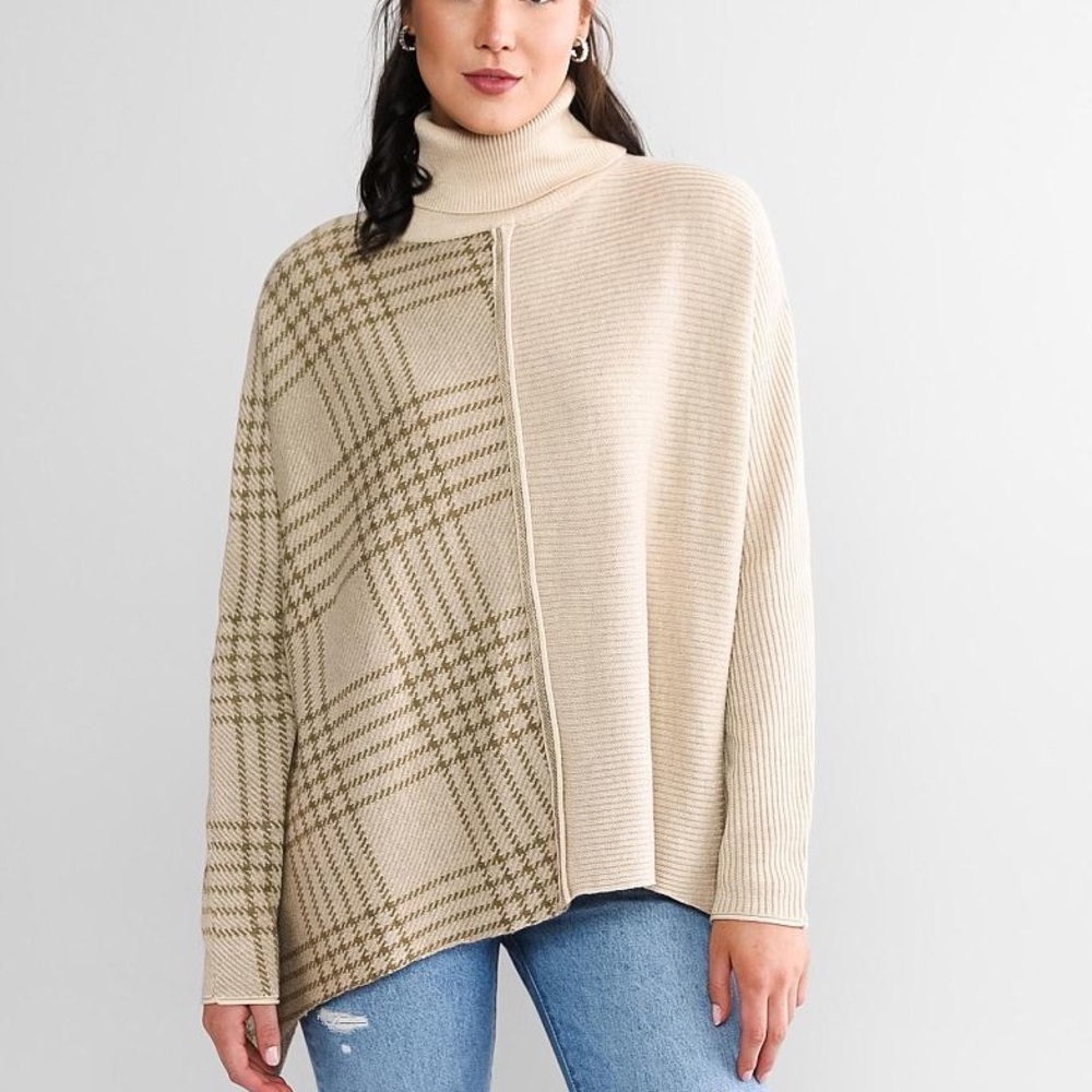 MYSTREE PIECED TURTLENECK NWOT, SIZE MEDIUM